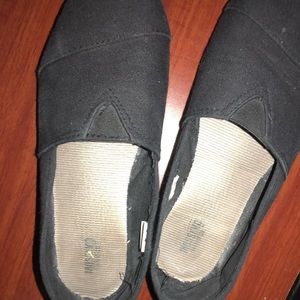 closed toed tom-like shoes